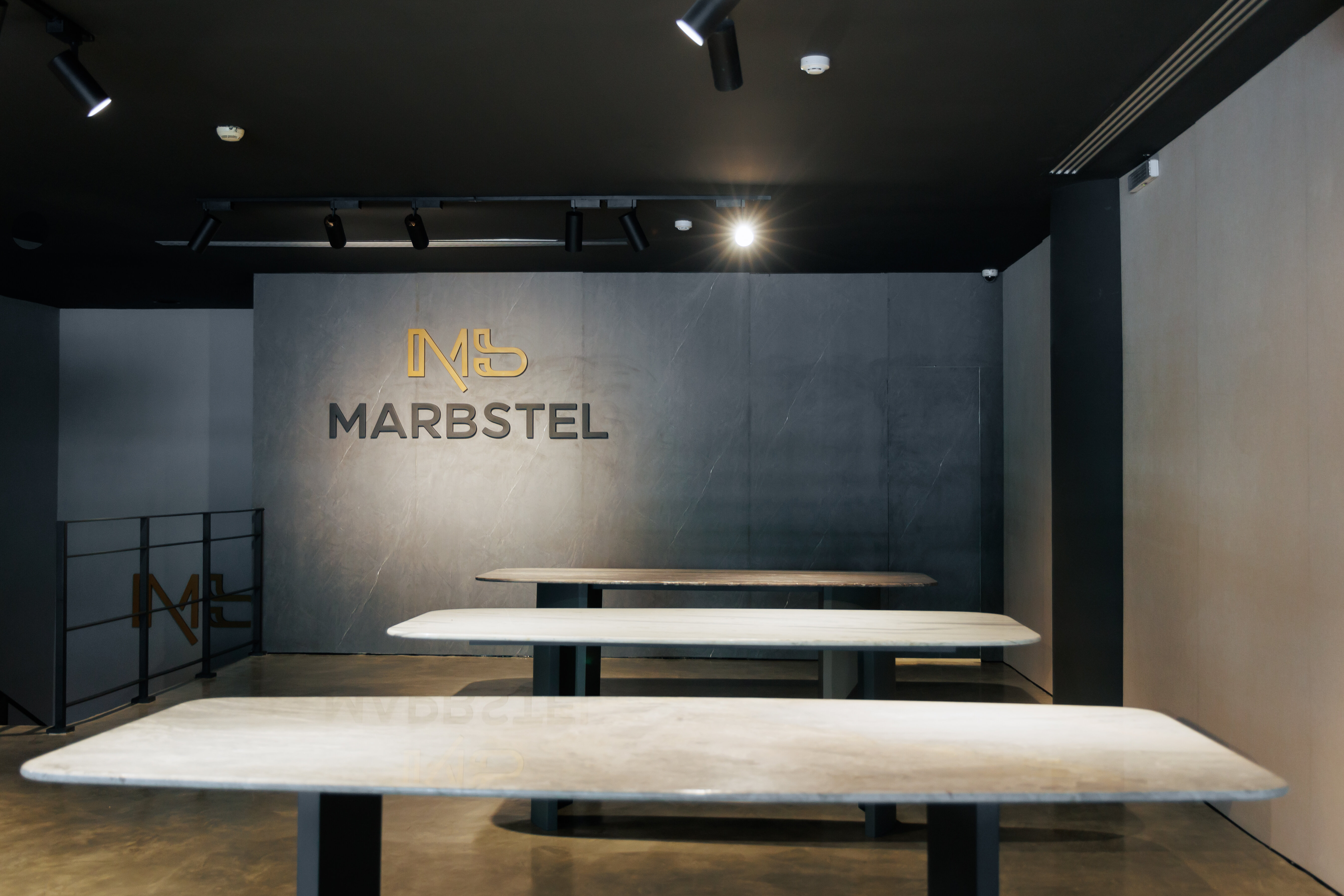 What sets our products apart is the use of luxurious natural marble, giving each piece a unique signature. Natural marble, in all its timeless beauty and high quality, ensures durability for many years to come.
